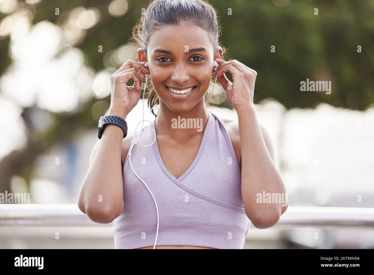 Je suis sorti pour profiter de mon temps de la meilleure façon. Portrait d'une jeune femme sportive portant des écouteurs tout en faisant de l'exercice à l'extérieur. Banque D'Images