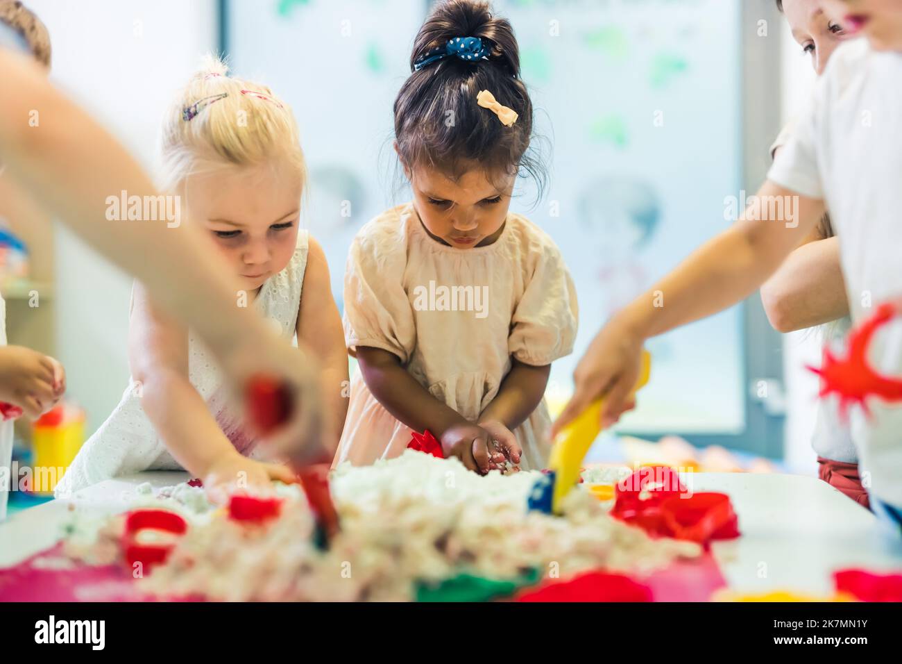 preschoolers faisant des figures avec le sable cinétique ardemment, moyen coup pépinière créativité concept de jeu. Photo de haute qualité Banque D'Images