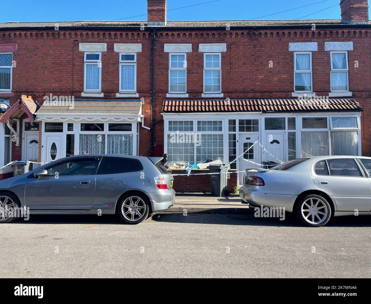 La scène de Dovey Road à Sparkhill, Birmingham, après qu'un homme de 29 ans ait été arrêté pour meurtre suite à la mort d'un nouveau-né à Birmingham. Le bébé de trois semaines ne respire pas lorsque les officiers ont été appelés sur Dovey Road juste après 3,40am heures, mardi, a déclaré la police des West Midlands. Les ambulanciers paramédicaux l'ont emmené à l'hôpital, mais il a été déclaré mort peu après. Date de la photo: Mardi 18 octobre 2022. Banque D'Images