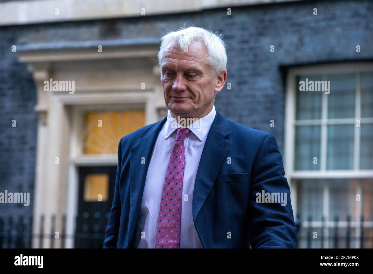 Londres, Angleterre, Royaume-Uni. 18th octobre 2022. Le ministre du climat, GRAHAM STUART, est vu à l'extérieur du 10 Downing Street pendant la réunion du Cabinet. (Credit image: © Tayfun Salci/ZUMA Press Wire) Credit: ZUMA Press, Inc./Alay Live News Banque D'Images