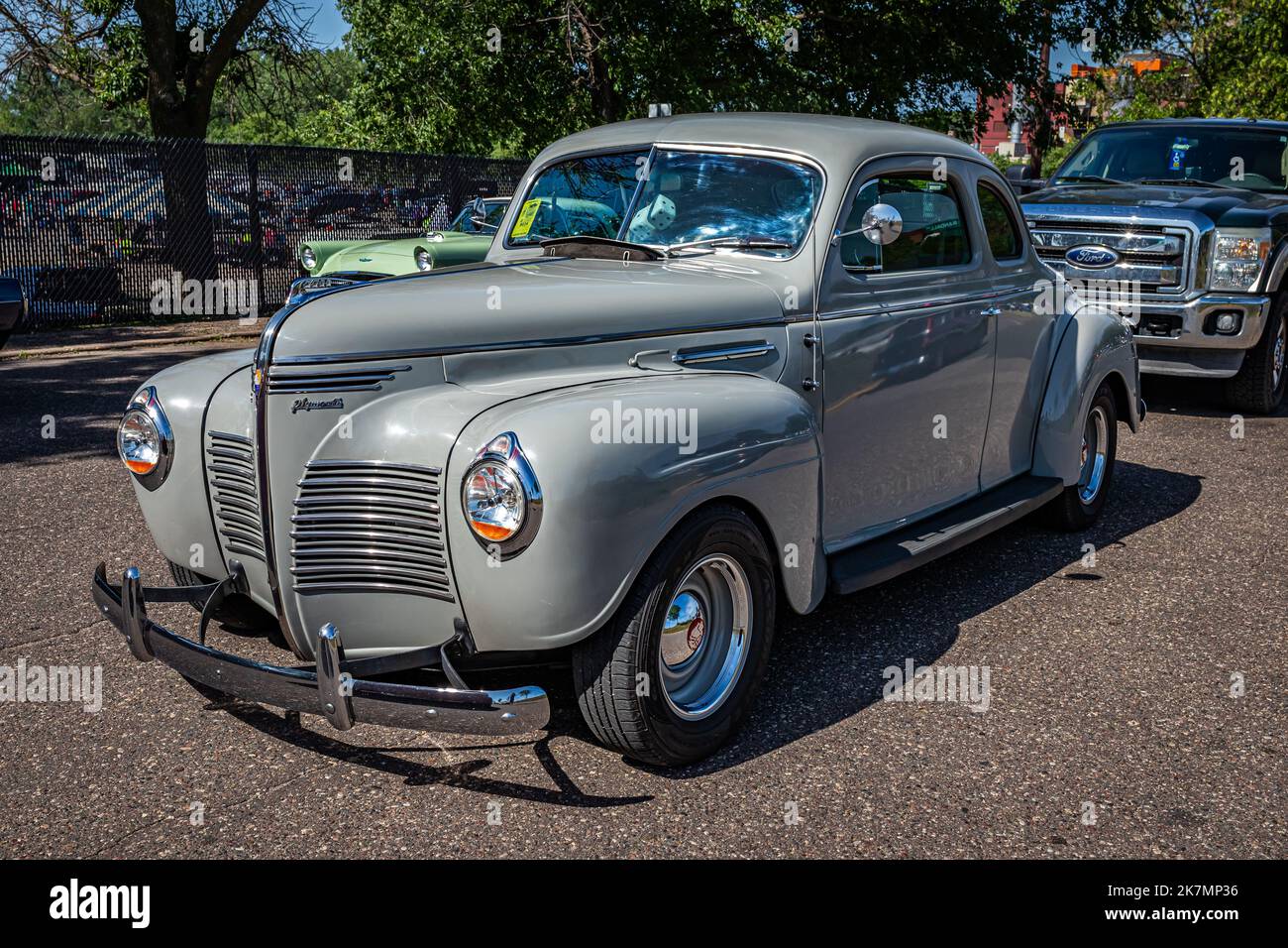 Falcon Heights, MN - 19 juin 2022 : vue panoramique d'un coupé Plymouth Deluxe P10 1940 lors d'un salon de voiture local. Banque D'Images