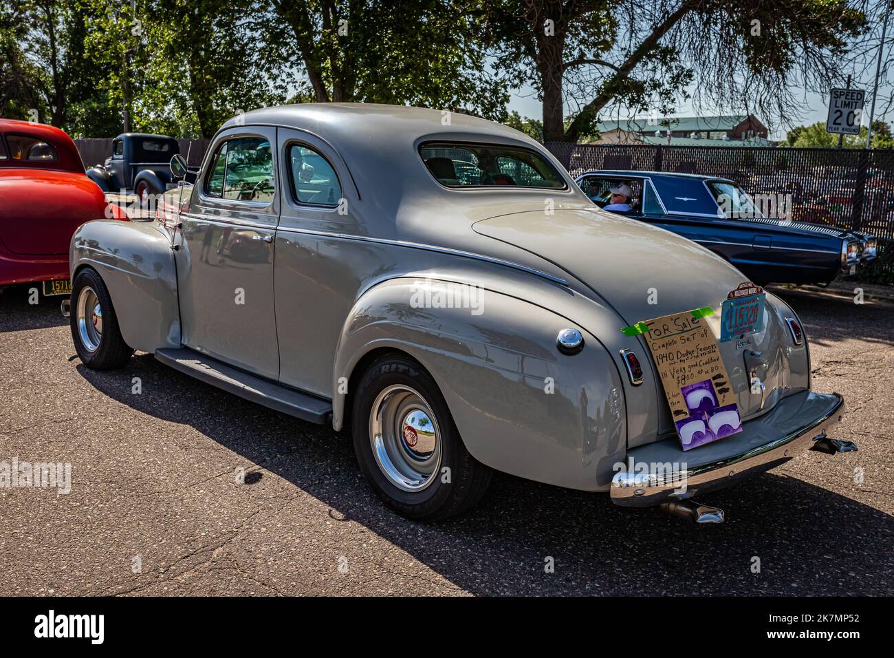 Falcon Heights, MN - 19 juin 2022 : vue d'angle arrière haute perspective d'un coupé Plymouth Deluxe P10 1940 lors d'un salon de voiture local. Banque D'Images