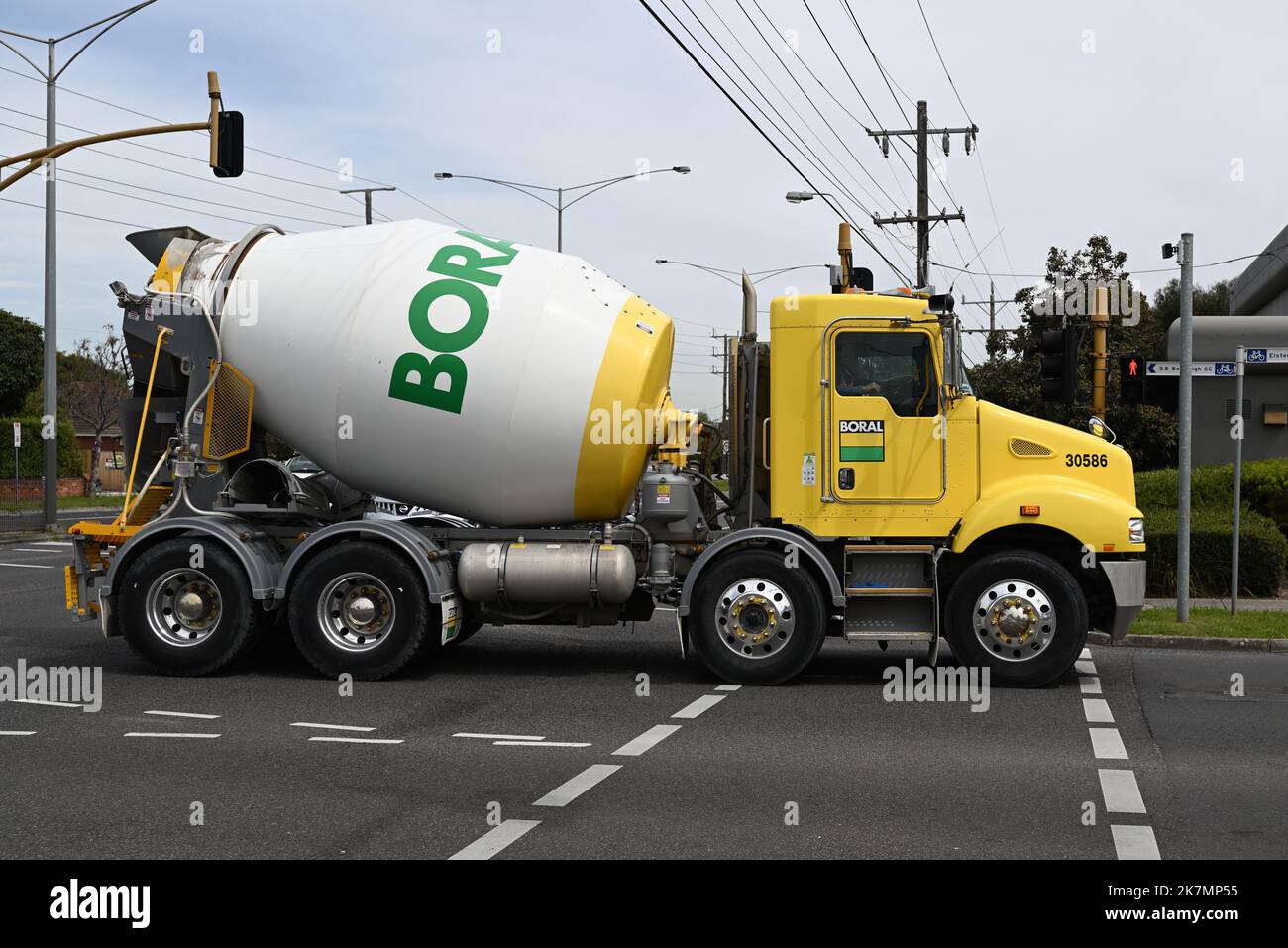 Côté d'un mélangeur de ciment Boral jaune, blanc et vert, qui s'arrête sur North Rd dans la banlieue de Melbourne Banque D'Images