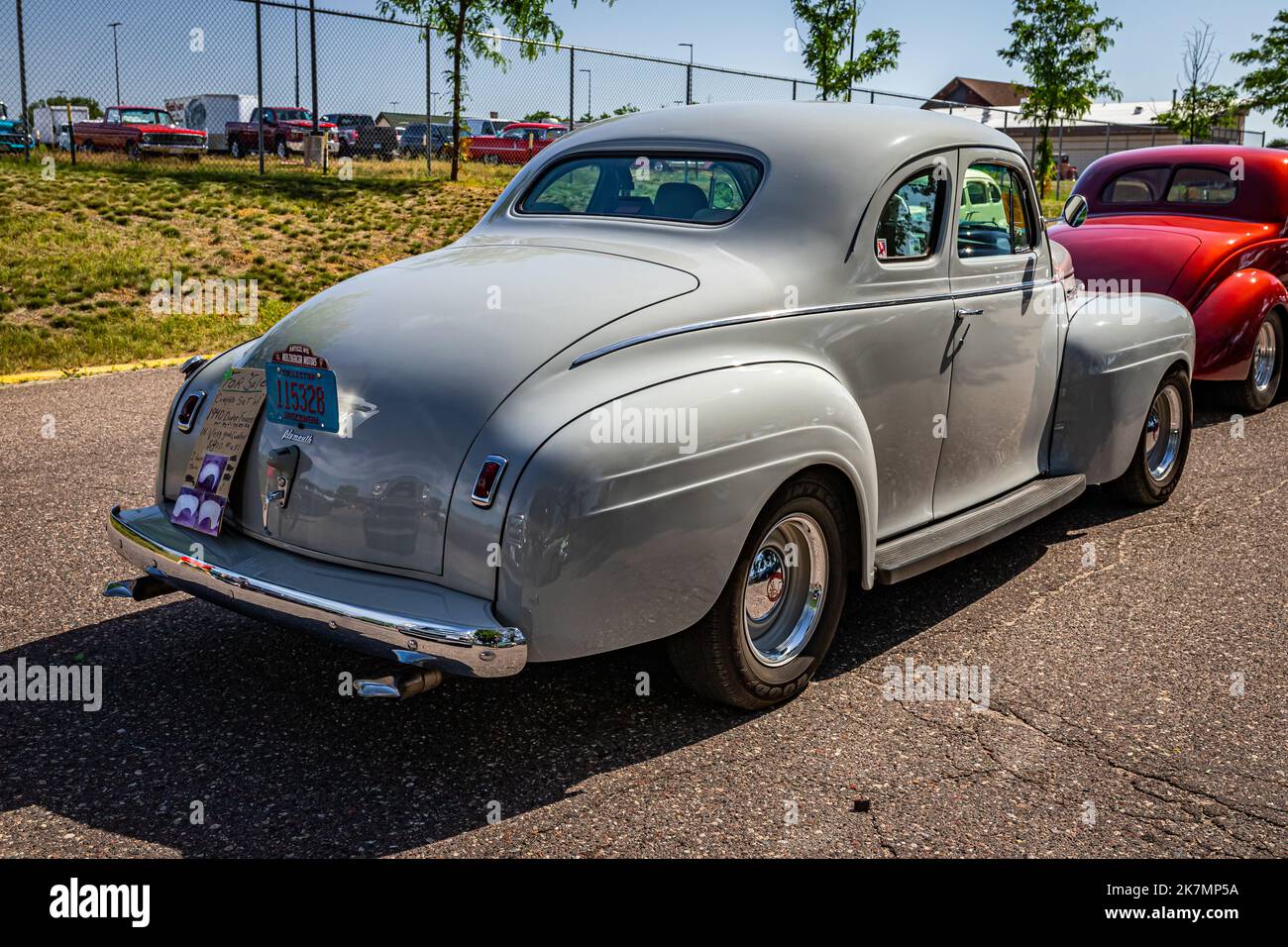 Falcon Heights, MN - 19 juin 2022 : vue d'angle arrière haute perspective d'un coupé Plymouth Deluxe P10 1940 lors d'un salon de voiture local. Banque D'Images