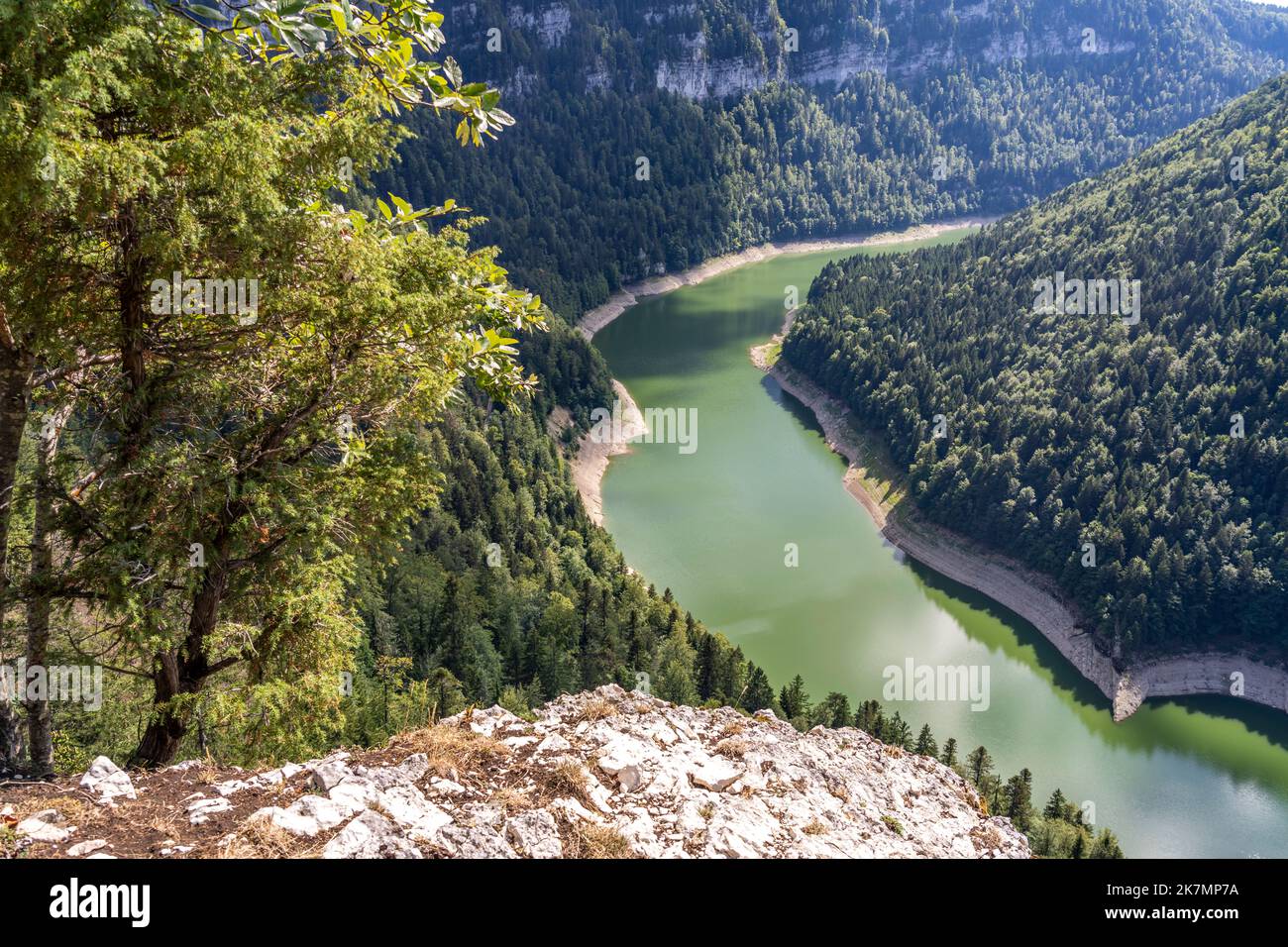 Der Doubs Stausee Lac des Moron zwischen der Schweiz und Frankreich, Europa | Lac des Moron Doubs réservoir fluvial entre la Suisse et la France, EUR Banque D'Images