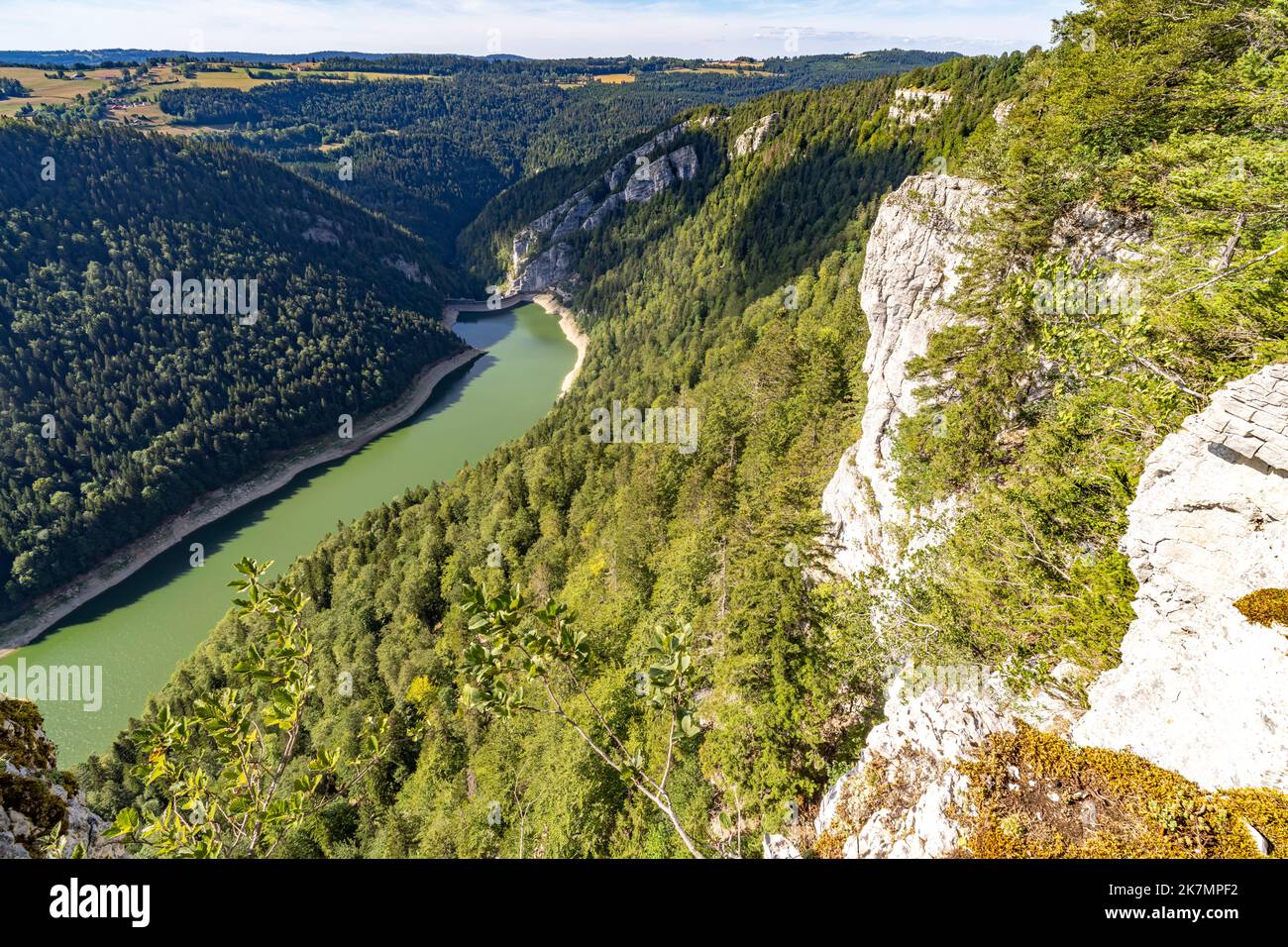 Der Doubs Stausee Lac des Moron zwischen der Schweiz und Frankreich, Europa | Lac des Moron Doubs réservoir fluvial entre la Suisse et la France, EUR Banque D'Images