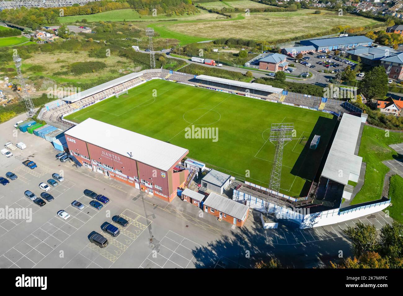 Weymouth, Dorset, Royaume-Uni. 18th octobre 2022. Vue générale depuis les airs du stade Bob Lucas à Weymouth à Dorset, stade du club de football de Weymouth. Weymouth a été tiré à la maison avec l'EFL League 2 club AFC Wimbledon dans le Round 1st de l'Emirates FA Cup. Ils ont atteint le premier tour il y a 15 ans. L'équipe joue actuellement dans la Ligue nationale Sud. Crédit photo : Graham Hunt/Alamy Live News Banque D'Images