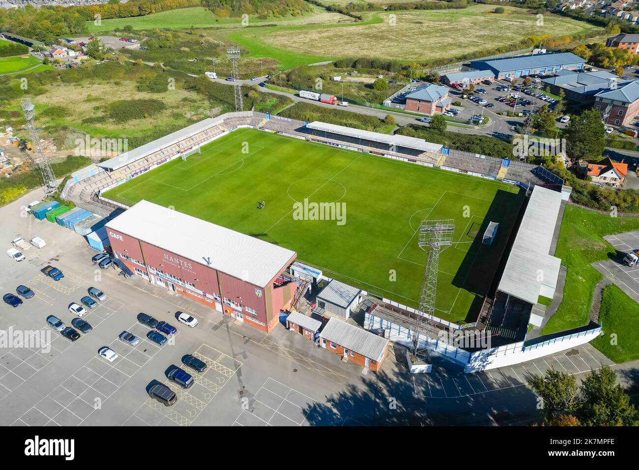 Weymouth, Dorset, Royaume-Uni. 18th octobre 2022. Vue générale depuis les airs du stade Bob Lucas à Weymouth à Dorset, stade du club de football de Weymouth. Weymouth a été tiré à la maison avec l'EFL League 2 club AFC Wimbledon dans le Round 1st de l'Emirates FA Cup. Ils ont atteint le premier tour il y a 15 ans. L'équipe joue actuellement dans la Ligue nationale Sud. Crédit photo : Graham Hunt/Alamy Live News Banque D'Images