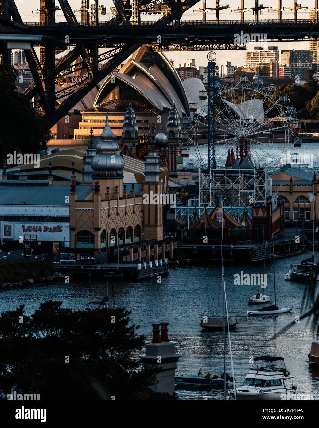 Le célèbre Opéra de Sydney et Luna Park s'illuminent dès le lever du soleil Banque D'Images