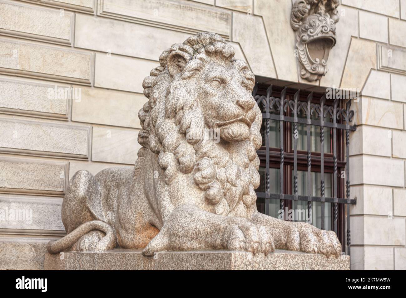 Sculpture de lion de pierre . Monument du lion près de Rathaus à Hambourg Allemagne Banque D'Images