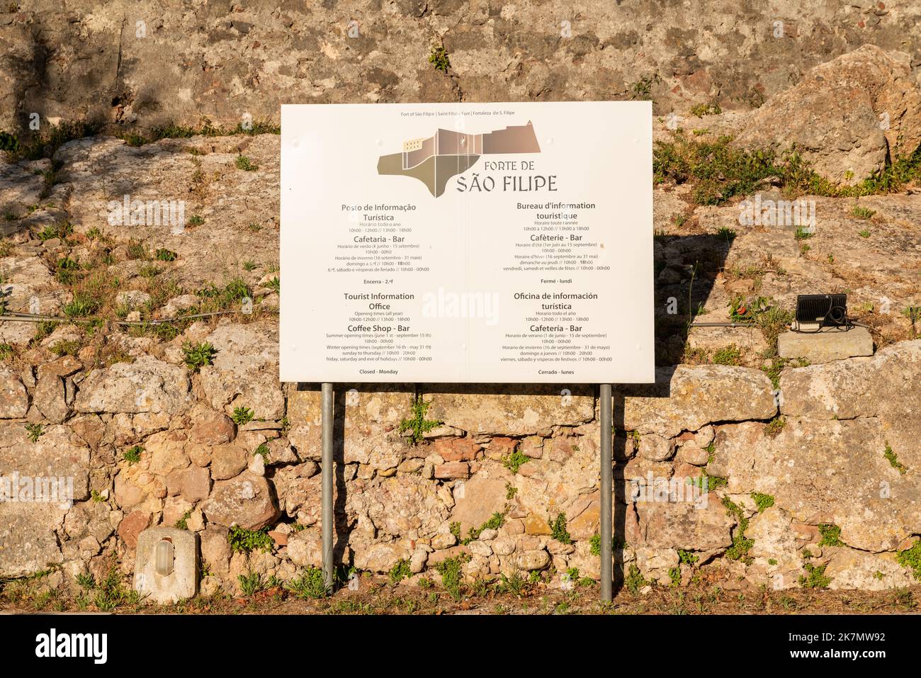 Un panneau d'information sur la forteresse de Sao Filipe à Setubal, Portugal Banque D'Images