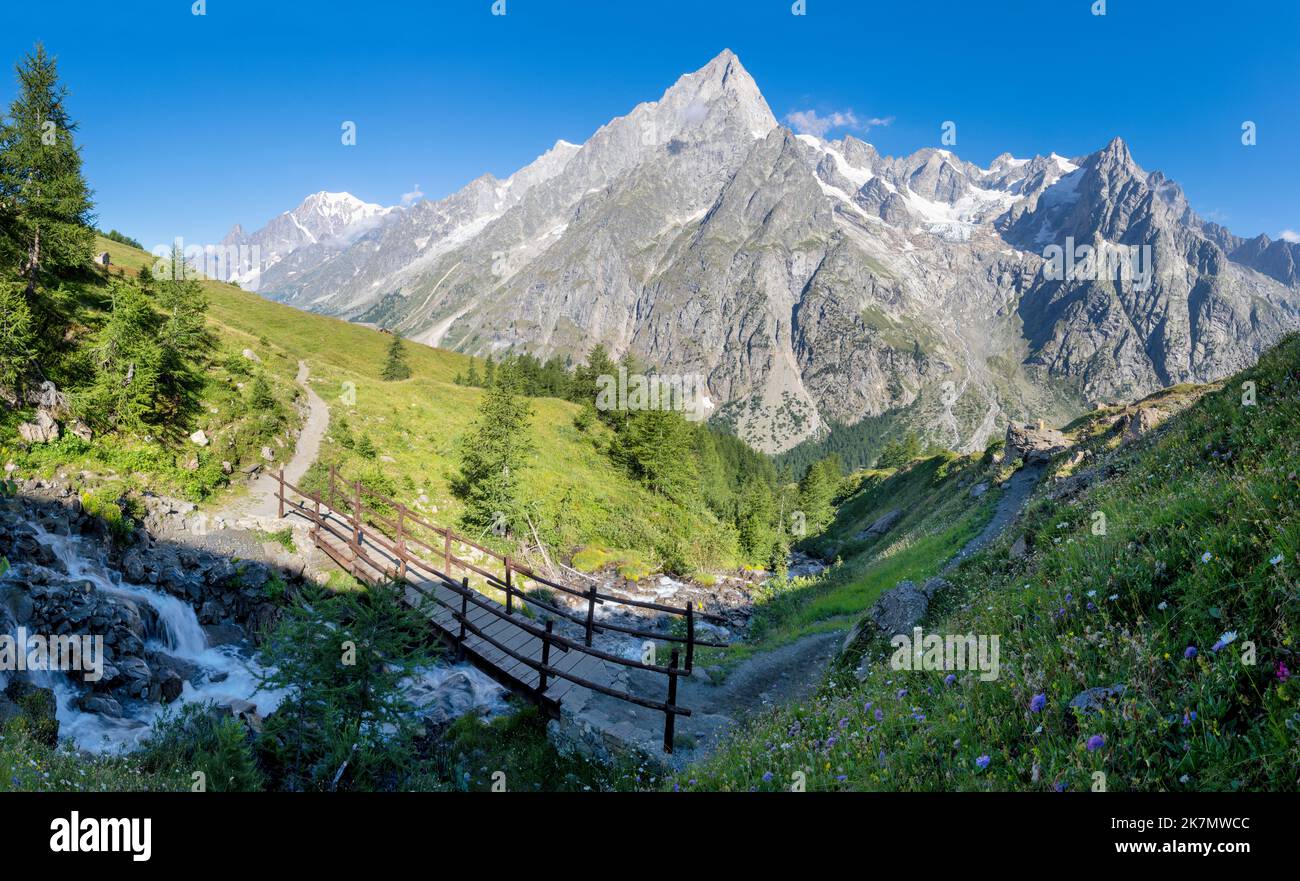 Le massif des Grands Jorasses de la vallée du Val Ferret en Italie - Trekking Mont blanc. Banque D'Images