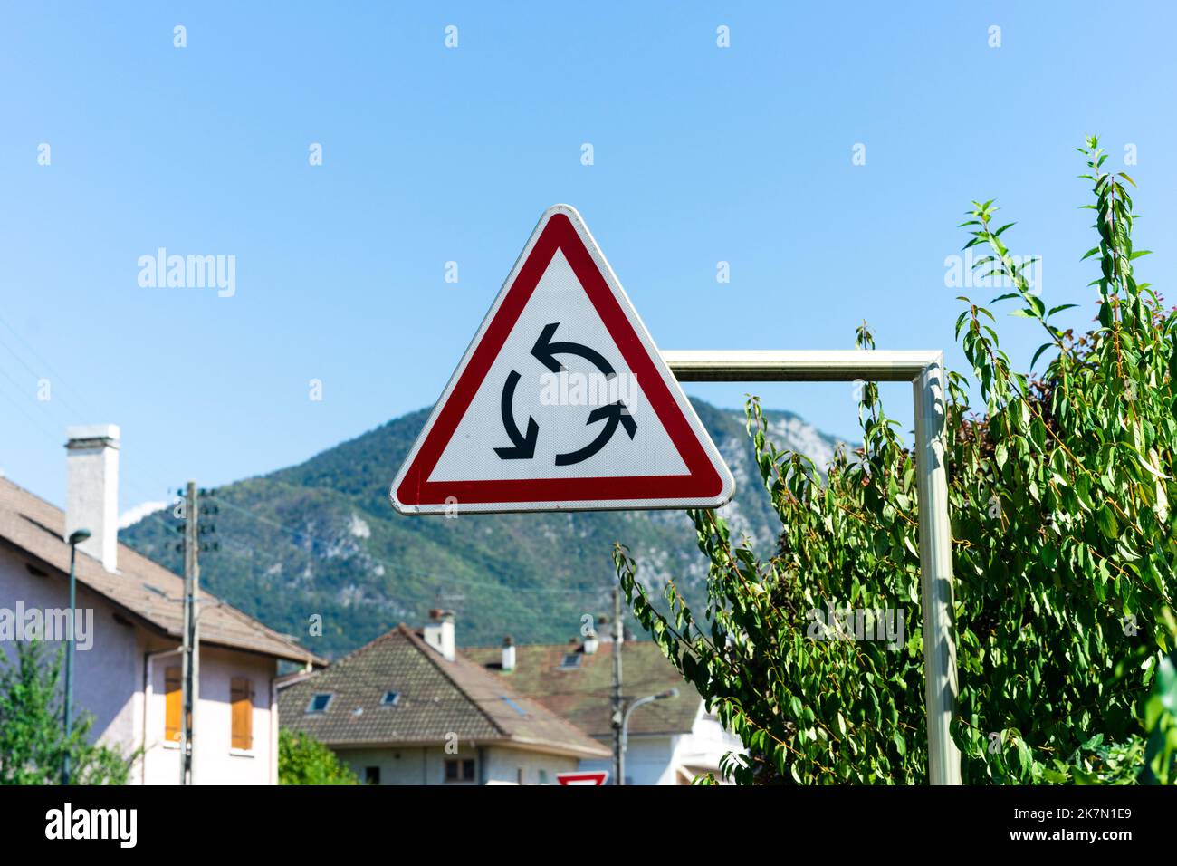 Panneau rond-point dans une ville française Banque D'Images