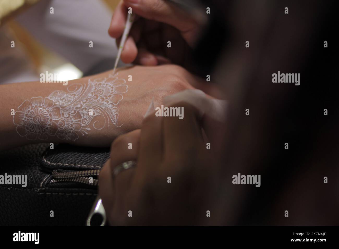 Photo de la main humaine étant décorée avec henné tatouage, mehendi Banque D'Images