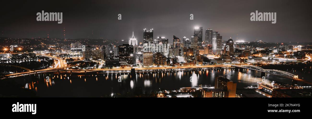 Un horizon de Pittsburgh illuminé la nuit Banque D'Images