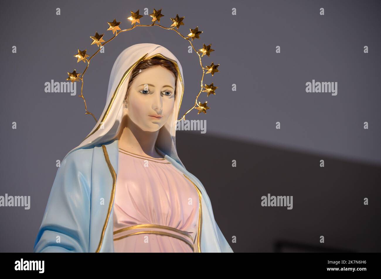 Statue de la Vierge Marie dans l'église catholique romaine de Saint-Élie à Tihaljina, Bosnie-Herzégovine. Banque D'Images