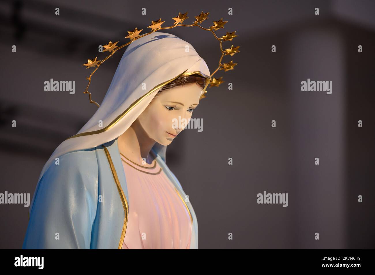 Statue de la Vierge Marie dans l'église catholique romaine de Saint-Élie à Tihaljina, Bosnie-Herzégovine. Banque D'Images