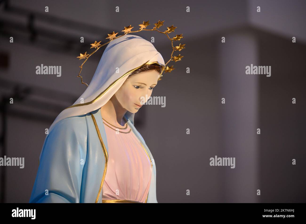 Statue de la Vierge Marie dans l'église catholique romaine de Saint-Élie à Tihaljina, Bosnie-Herzégovine. Banque D'Images