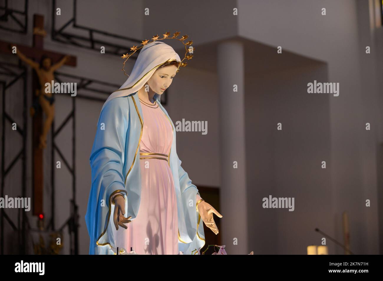 Statue de la Vierge Marie dans l'église catholique romaine de Saint-Élie à Tihaljina, Bosnie-Herzégovine. Banque D'Images