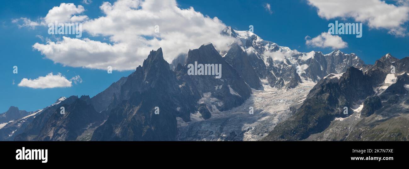 Le panorama du massif du Mont blanc depuis la vallée du Val Ferret en Italie. Banque D'Images