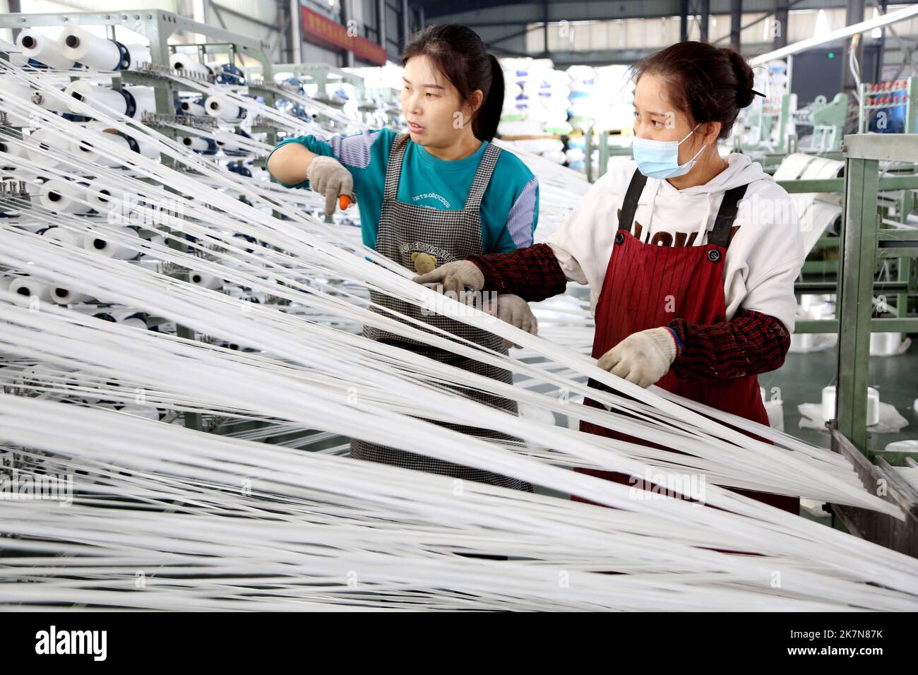 LIANYUNGANG, CHINE - le 18 OCTOBRE 2022 - les travailleurs se précipitent pour commander des produits sur la ligne de production d'un atelier dans une usine de sacs tissés à Lianyungang Banque D'Images