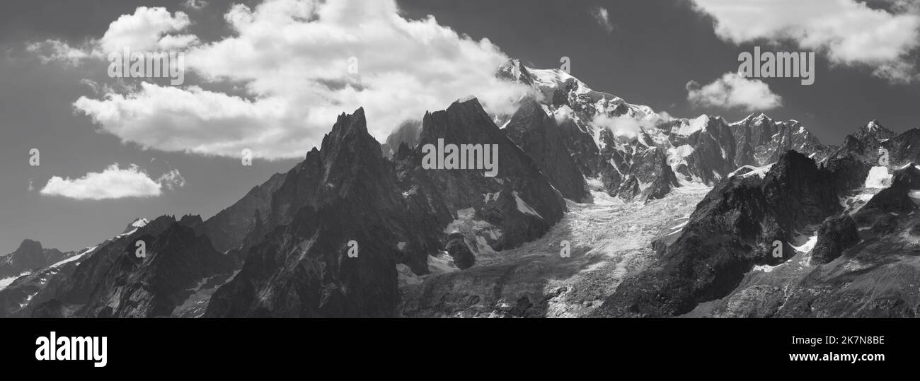 Le panorama du massif du Mont blanc depuis la vallée du Val Ferret en Italie. Banque D'Images