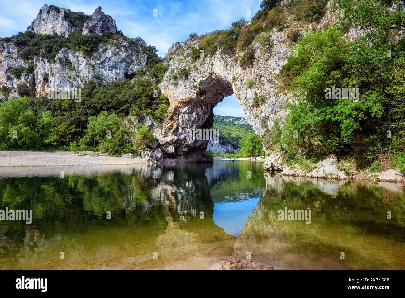 Le Pont d'Arc est une arche naturelle dans les gorges de l'Ardèche, en France. Le Pont d'Arc est un monument célèbre et une destination de voyage populaire dans la région de l'Ardèche. Banque D'Images