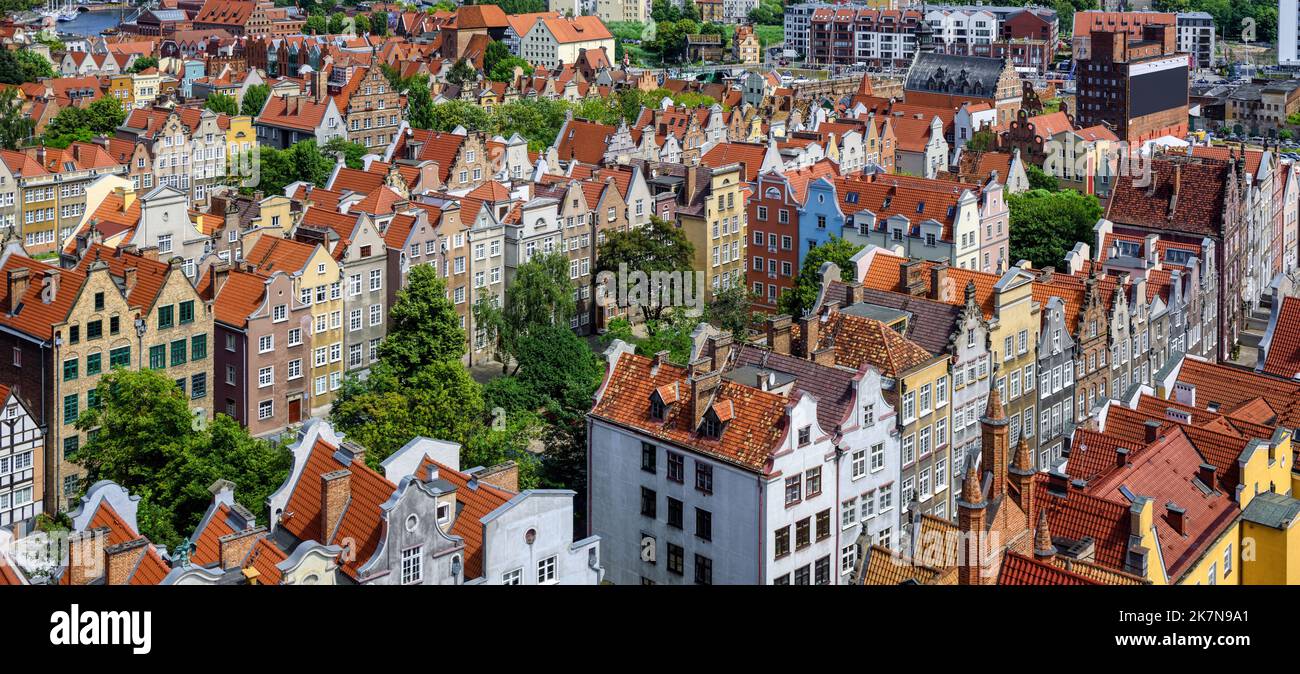 Vue sur les toits de tuiles rouges de la vieille ville historique de Gdansk, Pologne Banque D'Images