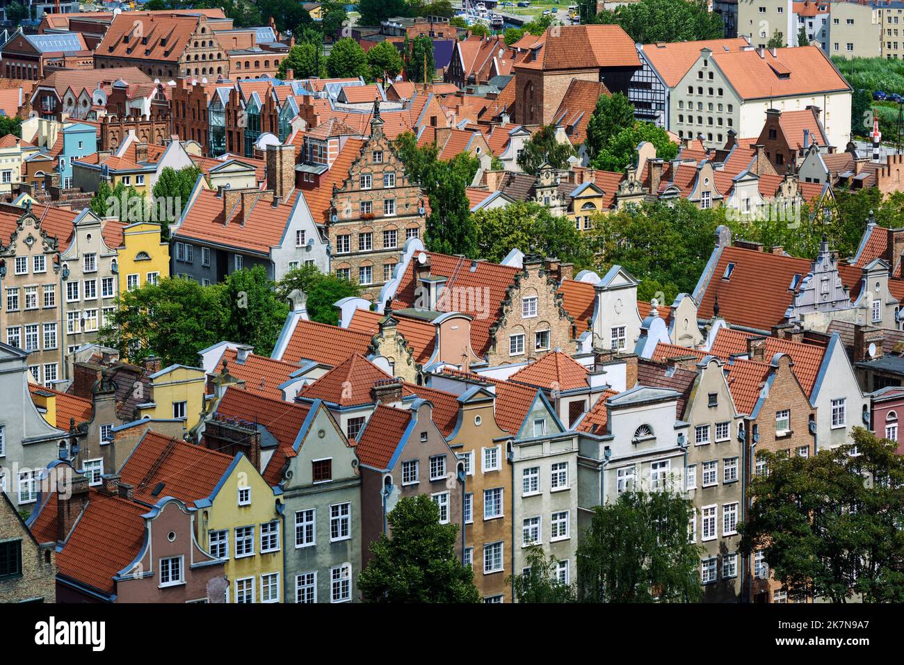 Vue sur les toits de tuiles rouges des maisons colorées de la vieille ville historique de Gdansk, Pologne Banque D'Images