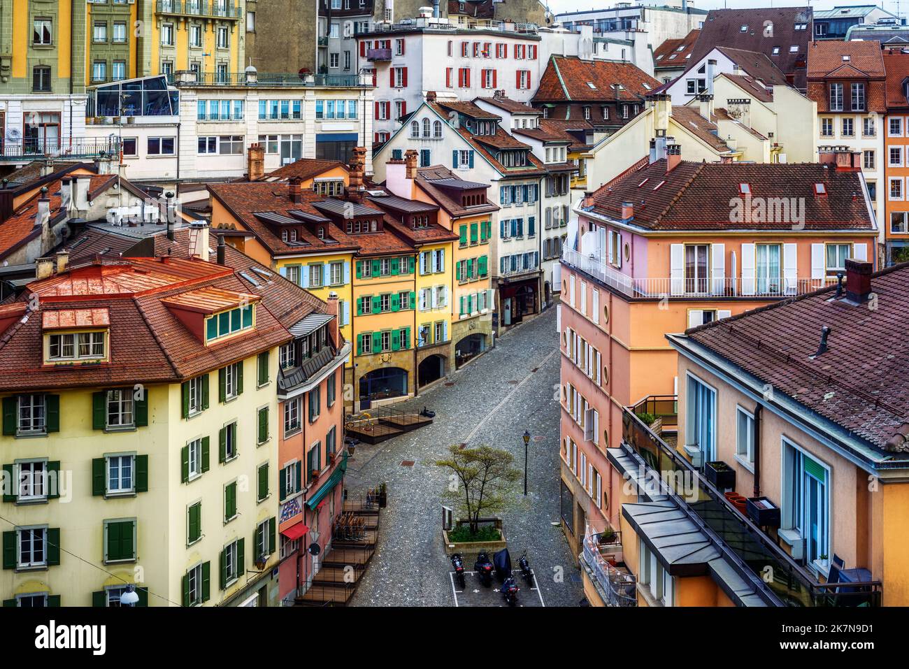 Lausanne, Suisse, vue sur les toits de tuiles de la vieille ville historique Banque D'Images
