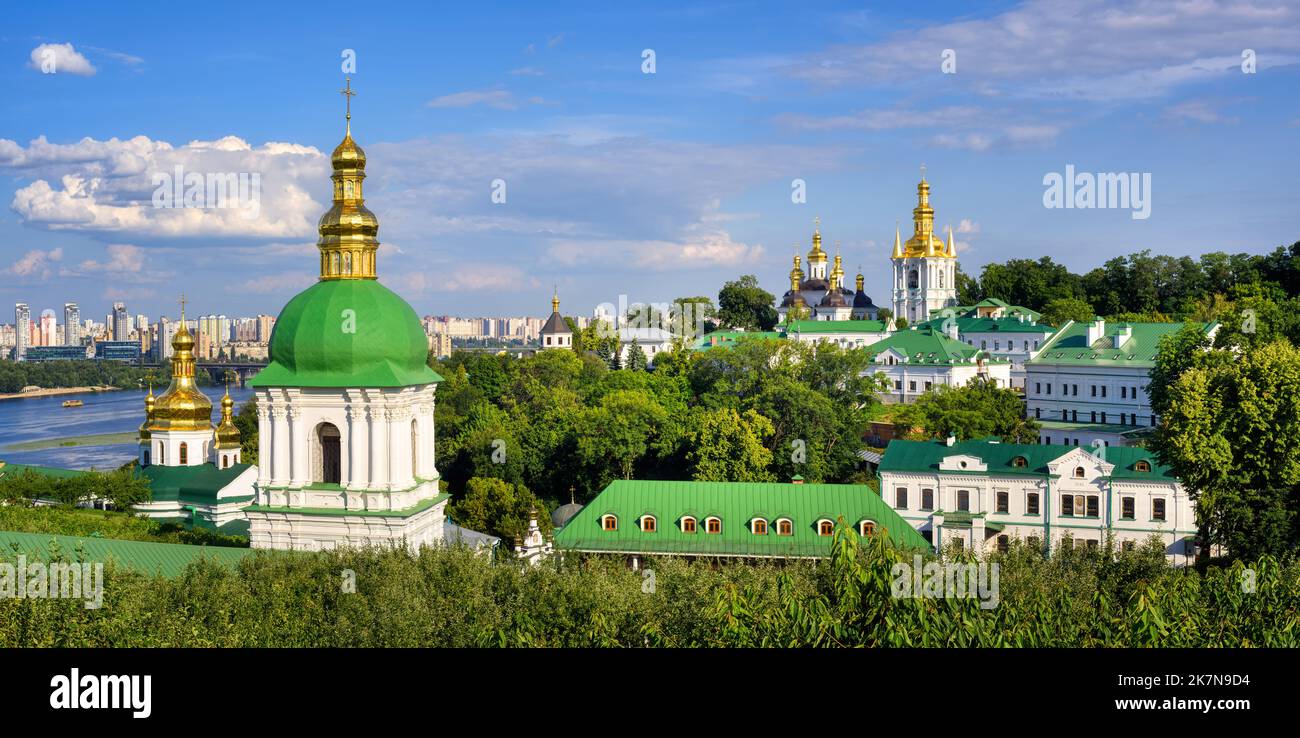 Vue panoramique sur le monastère de Kiev Pechersk Lavra, site classé au patrimoine mondial de l'UNESCO, et le fleuve Dniepr dans la ville de Kiev, en Ukraine Banque D'Images