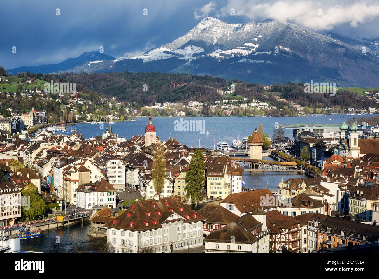 La vieille ville de Lucerne sur le lac de Lucerne et la neige couvraient le mont Rigi, les montagnes des Alpes suisses, la Suisse Banque D'Images