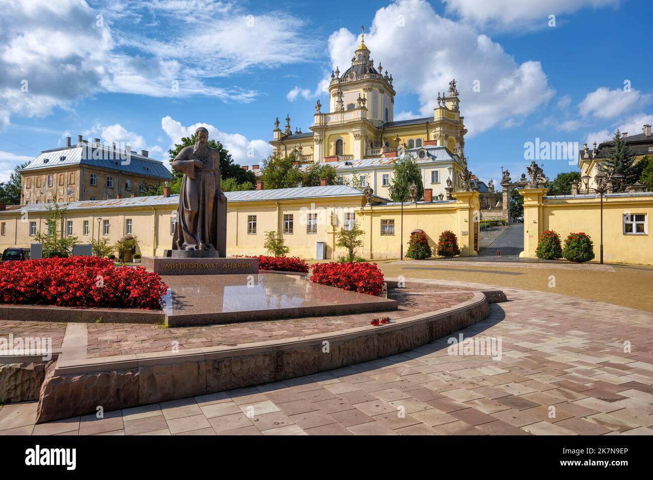 La statue de 'Mottodoid' en face de la cathédrale Saint-Georges à Lviv, Ukraine, la cathédrale principale de l'église catholique grecque ukrainienne et Banque D'Images