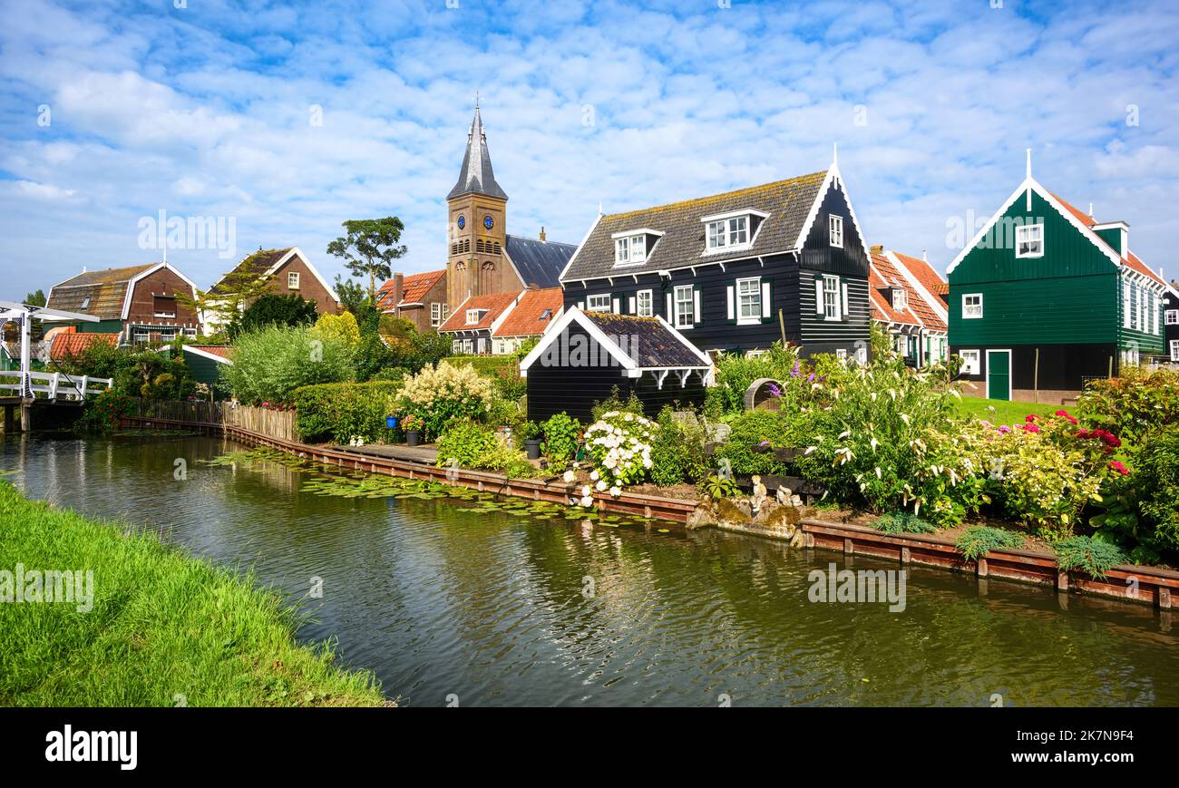 Marken, village historique sur le lac de Markermeer, Hollande du Nord, pays-Bas, célèbre pour ses maisons en bois traditionnelles hollandaises, est un lieu touristique populaire Banque D'Images