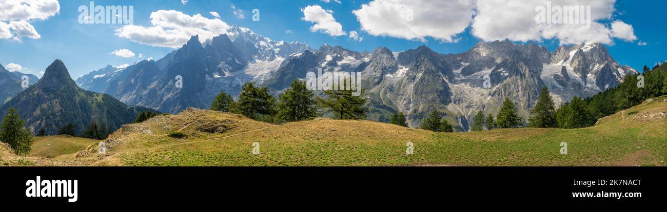 Le panorama du Mont blanc et du massif du Grand Jorasses depuis la vallée du Val Ferret en Italie. Banque D'Images
