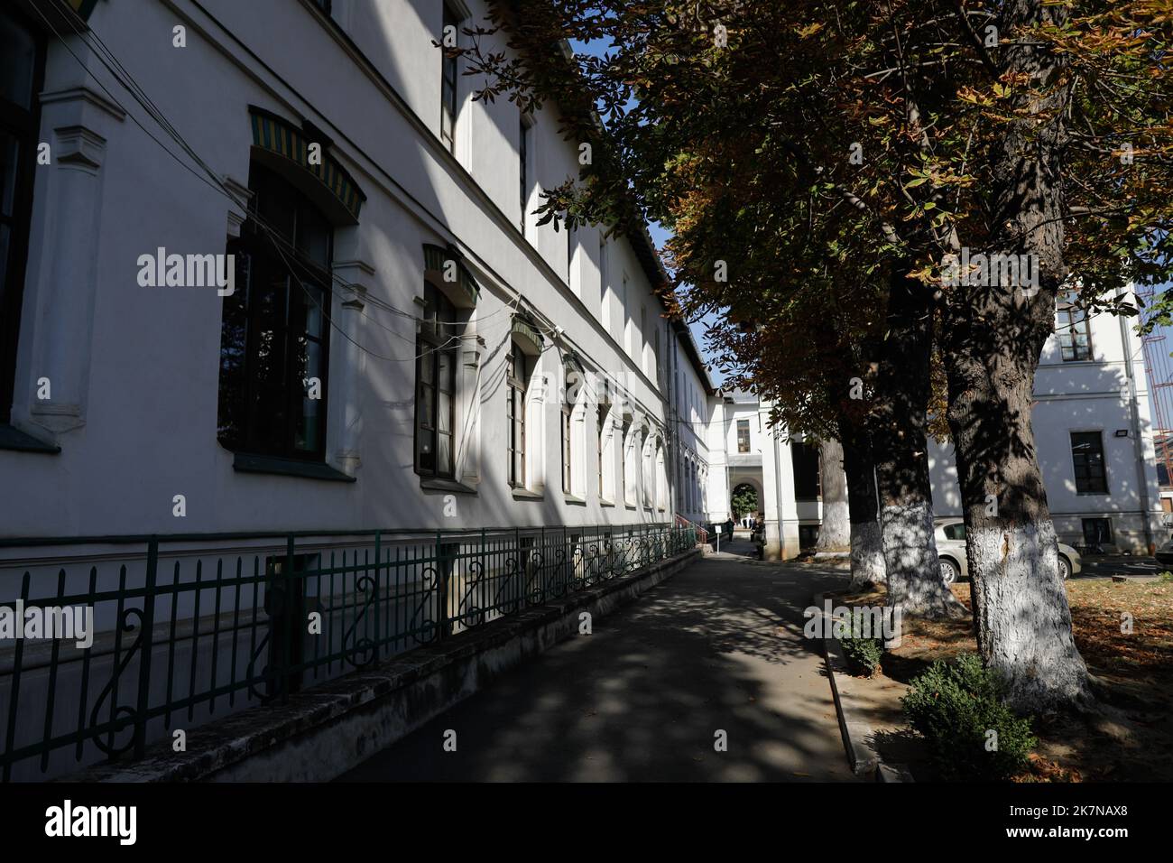Bucarest, Roumanie - 18 octobre 2022: Détails avec l'extérieur du Collège national Scoala Centrala (lycée) à Bucarest. Arche de renaissance roumaine Banque D'Images