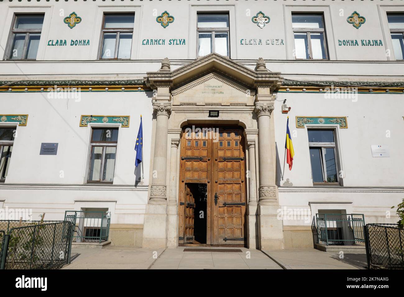 Bucarest, Roumanie - 18 octobre 2022: Détails avec l'extérieur du Collège national Scoala Centrala (lycée) à Bucarest. Arche de renaissance roumaine Banque D'Images