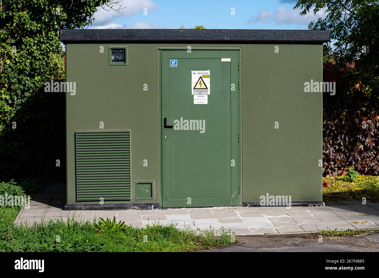 Molenbeek, région de Bruxelles-capitale, Belgique, 10 16 2022 - Cabine à transistor d'électricité haute tension Banque D'Images