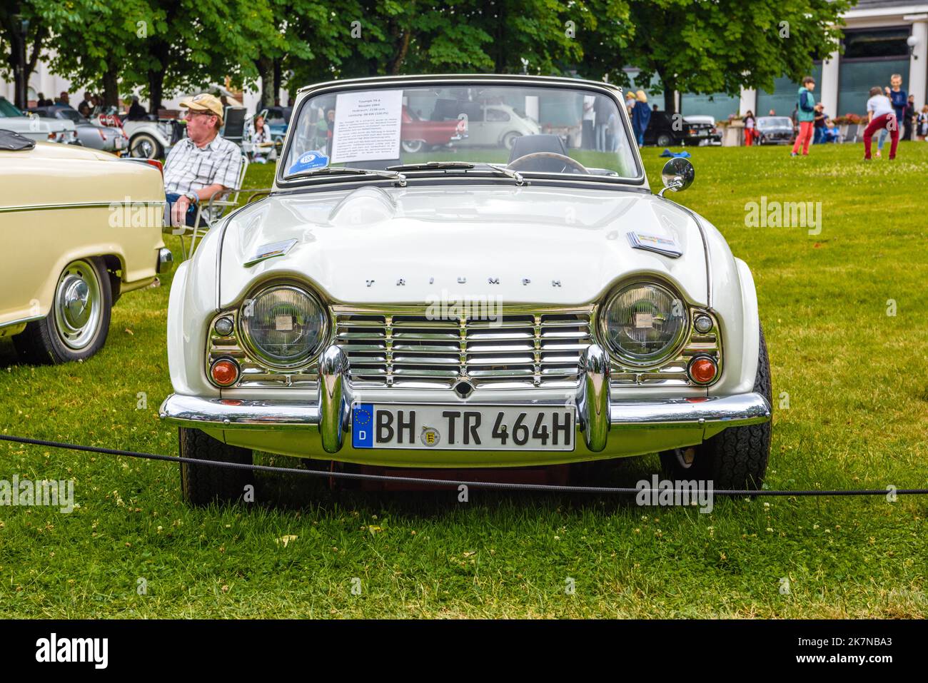 BADEN BADEN, ALLEMAGNE - JUILLET 2019: Triomphe blanc TR4 TR5 cabrio roadster 1961 1965, réunion oldtimer à Kurpark. Banque D'Images