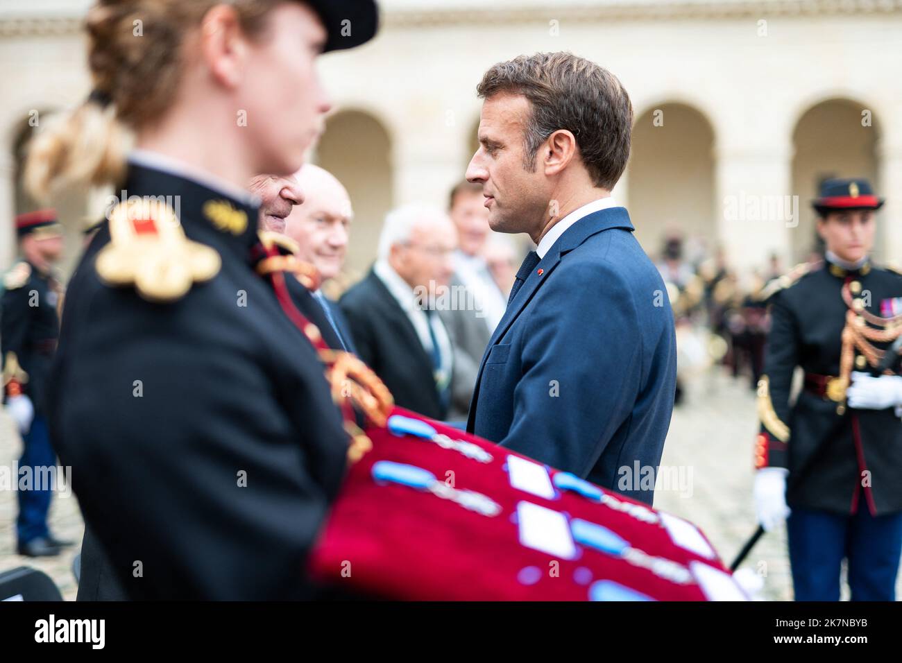 Paris, France. 18th octobre 2022. Le président français Emmanuel Macron décerne des médailles aux anciens combattants de la guerre d'Algérie lors d'une cérémonie d'hommage aux anciens combattants de la guerre d'Algérie, à l'Hôtel National des Invalides, à Paris, en France, sur 18 octobre 2022. Photo par Romain Gaillard/Pool/ABACAPRESS.COM crédit: Abaca Press/Alay Live News Banque D'Images