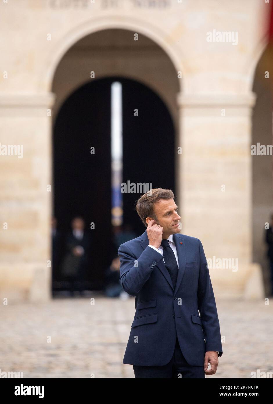 Paris, France. 18th octobre 2022. Le président français Emmanuel Macron lors d'une cérémonie d'hommage aux anciens combattants de la guerre d'Algérie, à l'Hôtel National des Invalides, à Paris, en France, sur 18 octobre 2022. Photo par Romain Gaillard/Pool/ABACAPRESS.COM crédit: Abaca Press/Alay Live News Banque D'Images