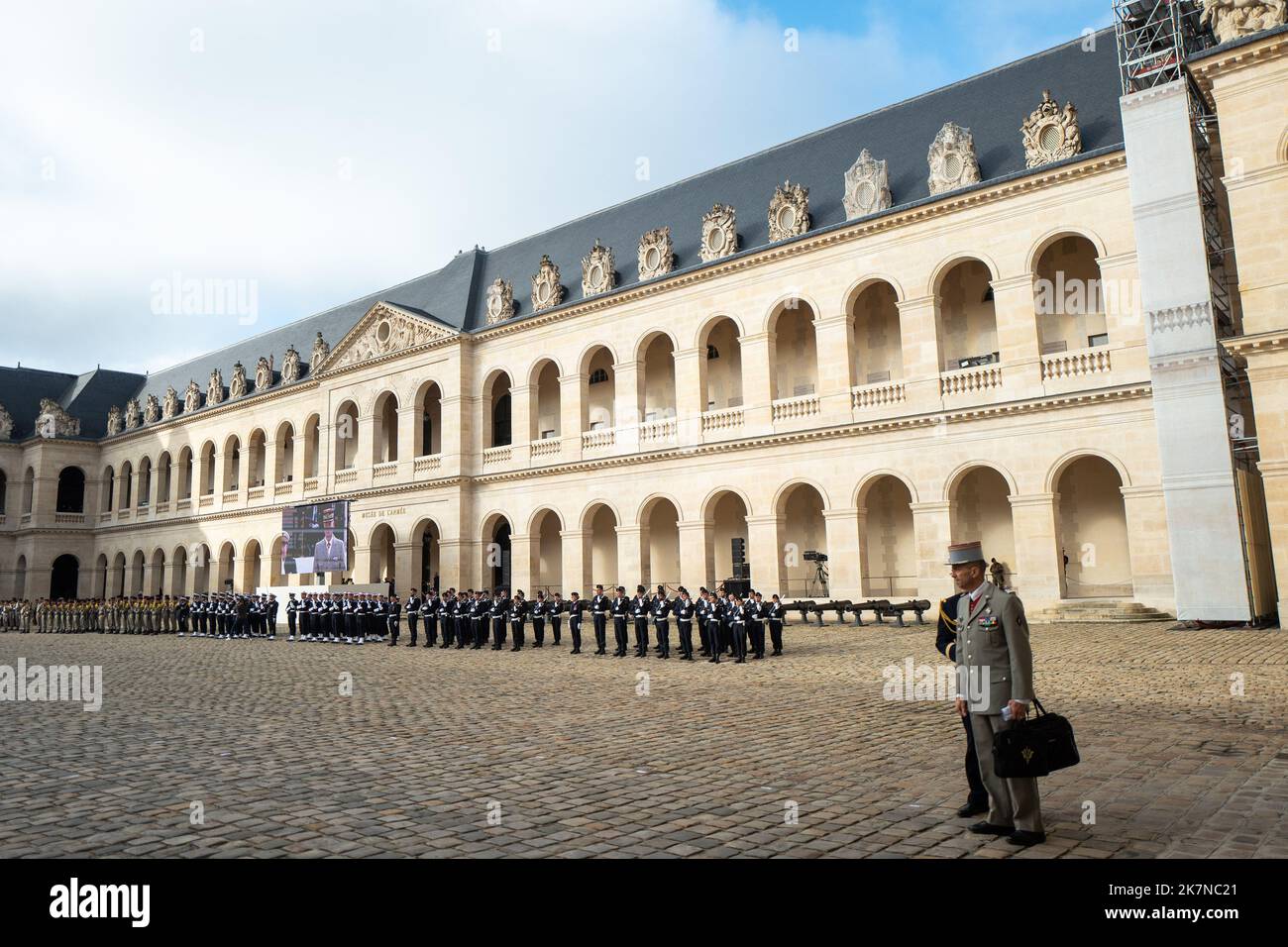 Paris, France. 18th octobre 2022. Intérieur de la grande cour des Invalides lors d'une cérémonie d'hommage aux vétérans de la guerre d'Algérie, à l'Hôtel National des Invalides, à Paris, France sur 18 octobre 2022. Photo par Romain Gaillard/Pool/ABACAPRESS.COM crédit: Abaca Press/Alay Live News Banque D'Images