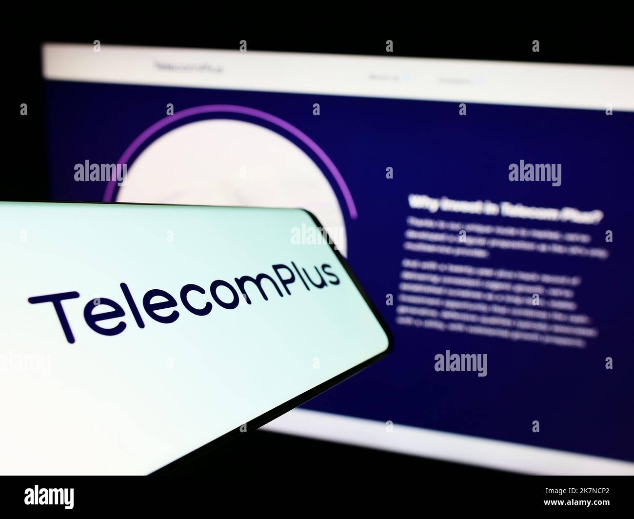 Téléphone mobile avec logo de la société britannique Telecom plus plc à l'écran devant le site Web de l'entreprise. Concentrez-vous sur le centre de l'écran du téléphone. Banque D'Images