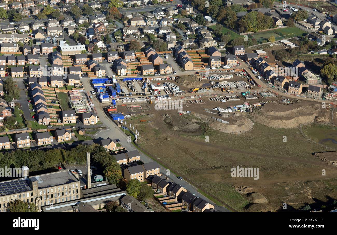 Vie aérienne d'un nouveau domaine de logement en cours de construction sur le site d'une ancienne carrière dans la région d'Undercliffe / Ravencliffe à East Bradford, West Yokrshire Banque D'Images