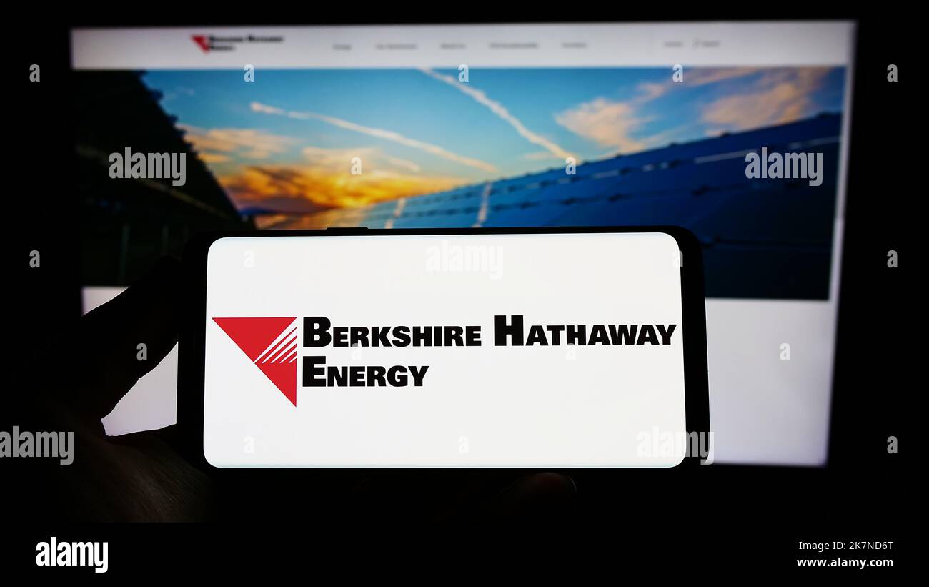 Personne tenant un smartphone avec le logo de la société américaine Berkshire Hathaway Energy à l'écran devant le site Web. Mise au point sur l'affichage du téléphone. Banque D'Images