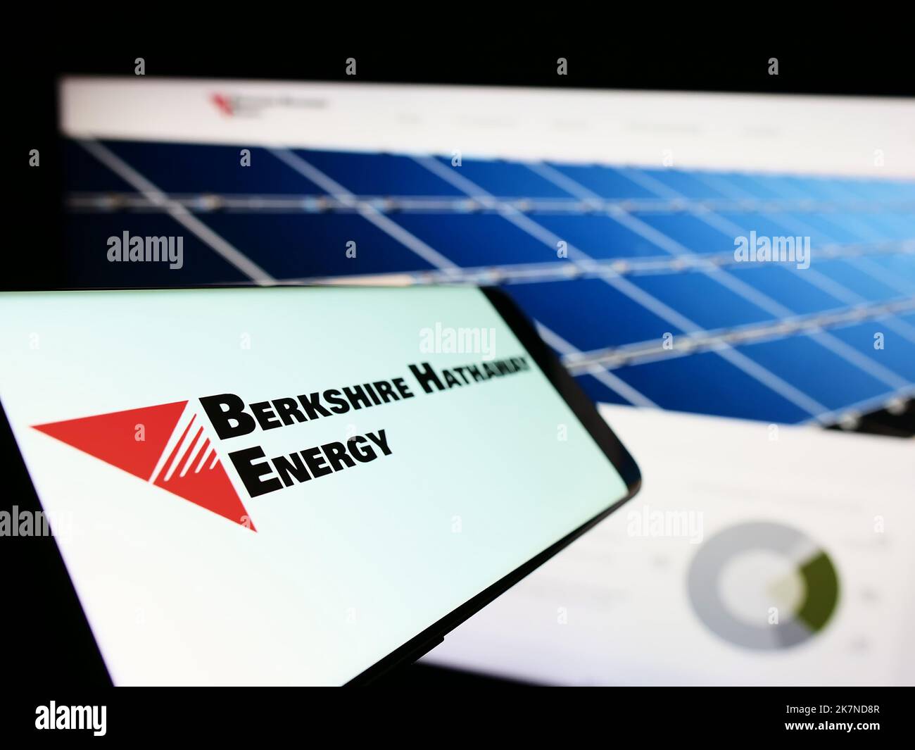Téléphone portable avec logo de la société américaine Berkshire Hathaway Energy à l'écran devant le site Web d'affaires. Mise au point à gauche de l'écran du téléphone. Banque D'Images