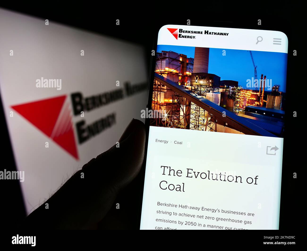 Personne tenant un smartphone avec la page Web de la société américaine Berkshire Hathaway Energy à l'écran devant le logo. Concentrez-vous sur le centre de l'écran du téléphone. Banque D'Images