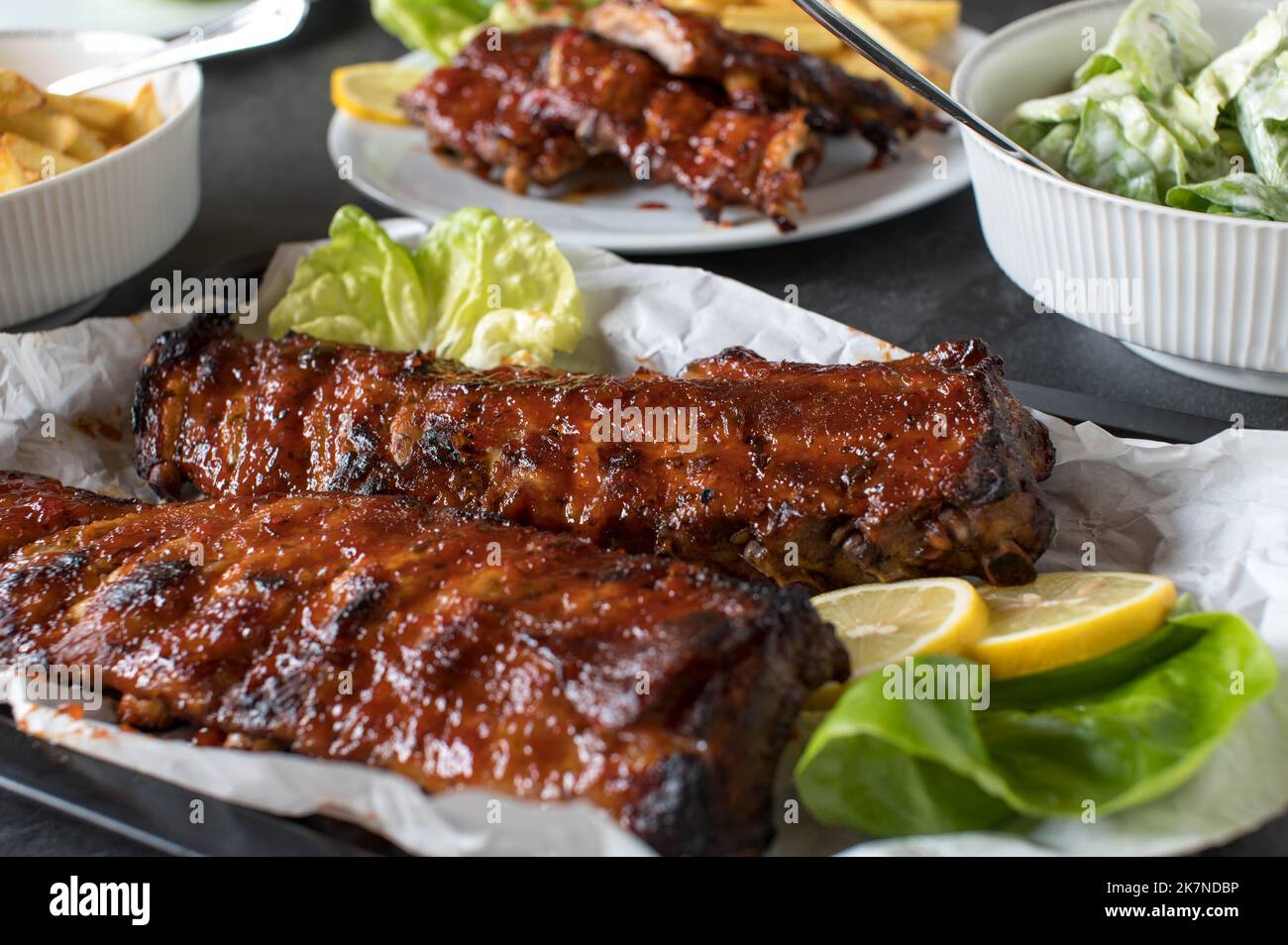 Côtes de porc sur une table de dîner Banque D'Images