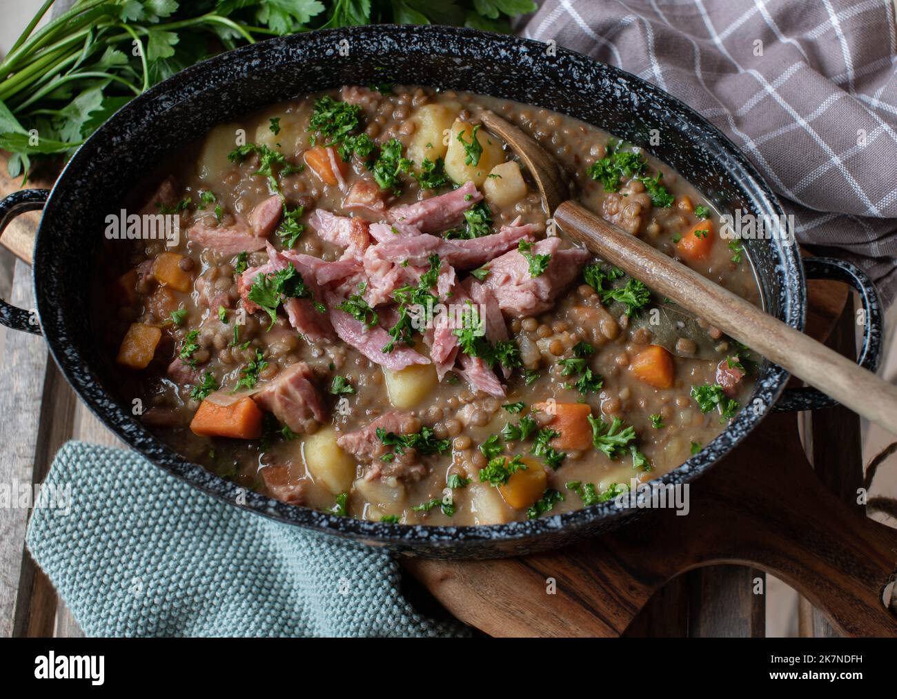 Ragoût de lentilles avec de la viande de porc dans un pot rustique et à l'ancienne. Plat traditionnel allemand Banque D'Images