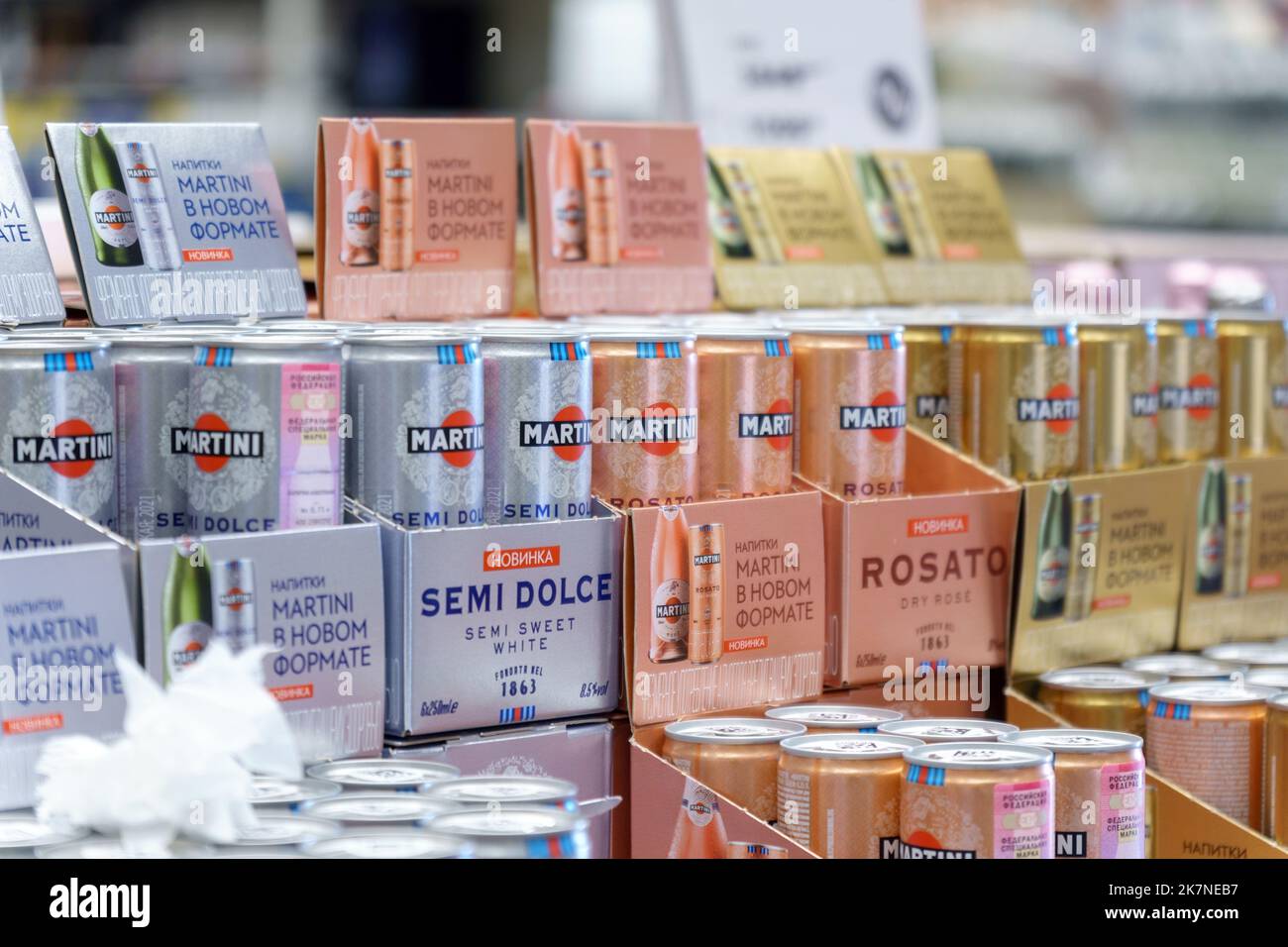 Tyumen, Russie-01 octobre 2022: Bouteilles de martini de marque alcoolique produites à Turin par Martini et Rossi depuis 1863. Vente dans un hypermarché Banque D'Images